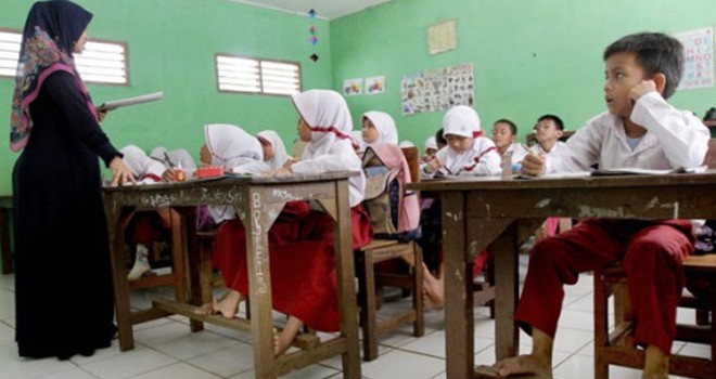 Bu Guru sedang mengajar di kelas. Ilustrasi Foto: dok.JPNN.com