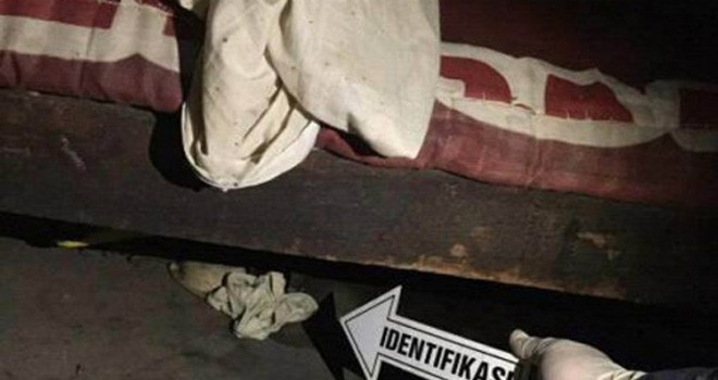 Olah TKP penemuan mayat dalam karung di rumah warga Jl Ki Merogan, Lr Aman, RT 23, RW 005, Kelurahan Kemang Agung, Kertapati, Palembang, Sumsel. Foto: POLRESTA FOR SUMEKS/SUMATERA EKSPRES