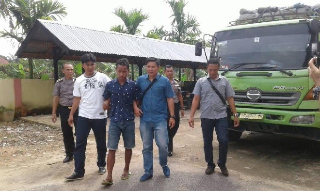 Pelaku saat berhasil diamankan anggota Polres Muaro Jambi Senin (22/05).