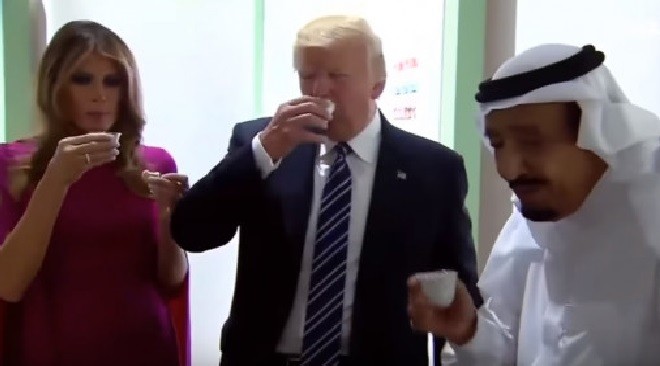 Raja Salman Tegur Donald Trump saat Hendak Minum Pakai Tangan Kiri. Foto: Ist