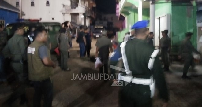 Satpol PP Kota Jambi berasama TNI, BNN Kota Jambi menggelar razia penyakit masyarakat, Selasa malam (23/5).