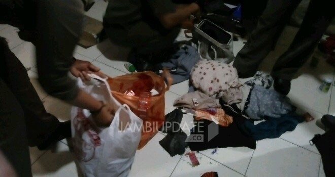 Satuan Polisi Pamong Praja Kota Jambi berasama TNI, BNN Kota Jambi saat menggelar razia penyakit masyarakat.