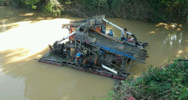 Tim gabungan melakukan razia PETI di Merangin.
