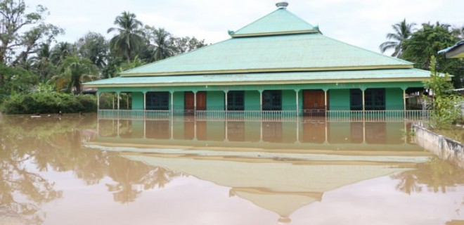 Masjid di Desa Atap masih terendam banjir hingga setengah dari tinggi bangunan. ASRULLAH/RADAR NUNUKAN