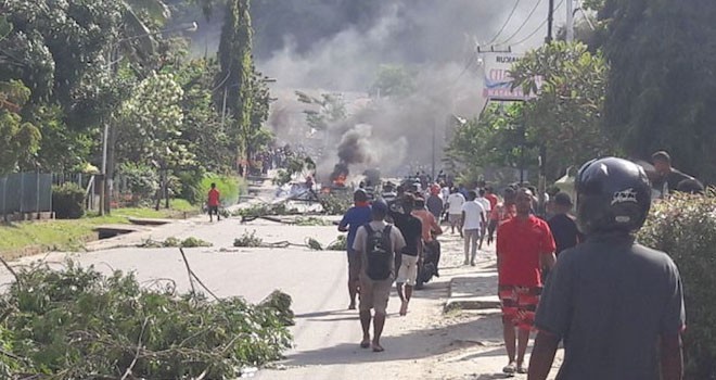 Sejumlah ranting dan dahan pohon diletakan di tengah Jalan Raya Abepura-Padang Bulan oleh warga yang melakukan aksi protes terkait isu adanya pembakaran kitab suci, Kamis (25/5). (CENDRAWASIH POS/JPG)