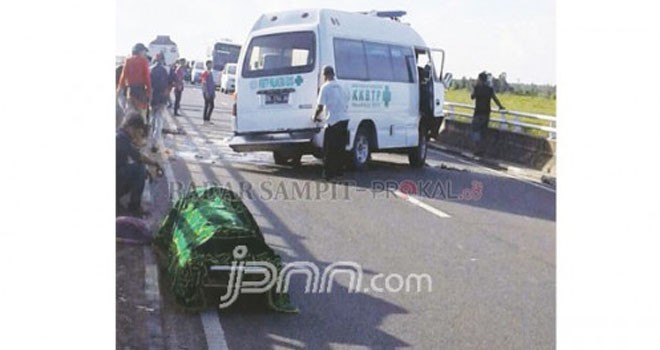 Keranda jenazah tergeletak di bahu jalan saat terjadi kecelakaan di Jembatan Tumbang Nusa. FOTO: ISTIMEWA/RADAR SAMPIT