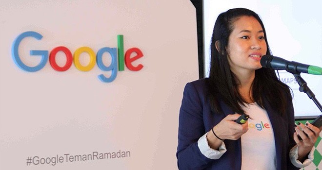 Mira Sumanti, Product Marketing Manager, Search & Maps, Google Indonesia sedang menunjukkan fitur terbaru #GoogleTemanRamadan. (Istimewa for JawaPos.com)