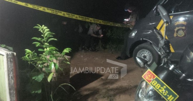 Tampak garis polisi terpasang di salah satu rumah terduga teroris di Kampung Bugis, RT 35, Kota Jambi, Senin (29/5) malam ini.