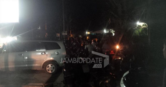 Warga yang berkumpul menyaksikan penggerebekan terduga teroris.