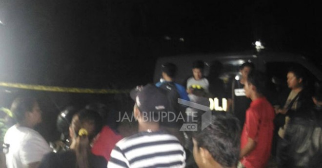 Warga ramai menyaksikan di lokasi penggrebekan terduga teroris di Kampung Bugis, Kota Jambi.