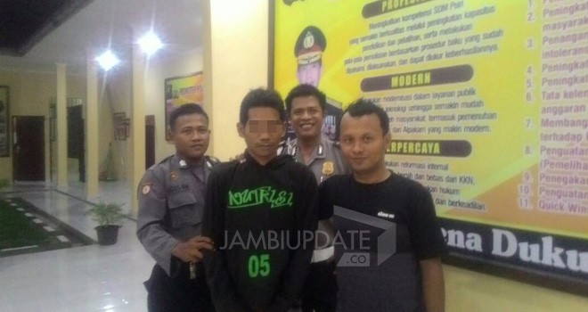 Tersangka KR (30) saat berhasil diamankan pihak Kapolisian.