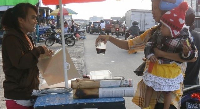 Pedagang Lemang saat melayani pembeli. Foto: Dok Jambiupdate.co