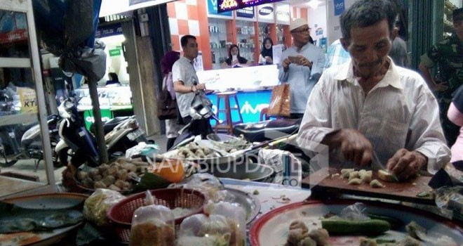 Pedagang pempek saat menjajakan barang dagangannya di Pasar Beduk sebagai menu berbuka puasa.