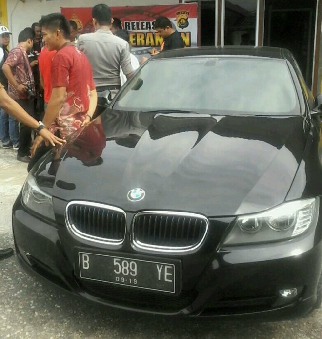 Tampak mobil mewah menjadi barang bukti pelaku yang menipu korbanya hingga miliaran rupiah.