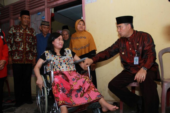 Walikota Jambi Sy Fasha saat memberikan bantuan kursi roda.