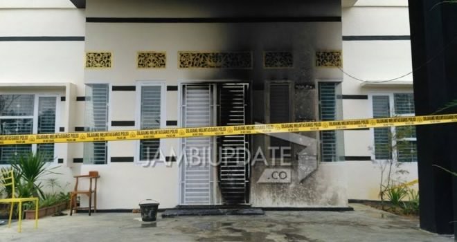 Rumah komisioner KPU tebo yang dibakar pria misterius beberapa waktu lalu.