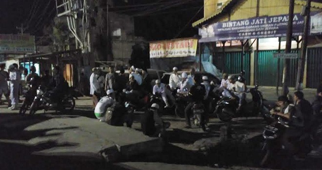 Puluhan Anggota FPI Jambi saat menyisir Tempat Penjualan Minuman Keras di Simpang Rimbo.