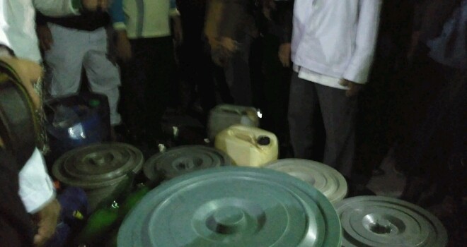 Anggota FPI mengamankan puluhan jerigen minuman tuak.