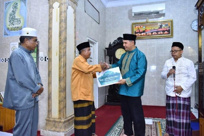 Walikota Jambi, Sy Fasha memberikan bantuan saat Safari Ramadhan yang dilaksanakan di Masjid Baiturrahim Kelurahan Selamat Kecamatan Danau Sipin.