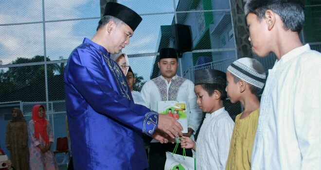 Walikota Jambi, Sy Fasha memberikan santunan kepada anak yatim piatu di Griya Mayang kediaman Wali Kota Jambi.