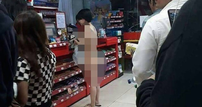 Perempuan cantik yang setengah telanjang sedang berbelanja di sebuah minimarket di Jakarta (IST for JawaPos.com) 