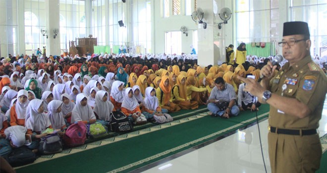 Sekda Merangin H Sibawaihi membuka Pesantren Kilat di Masjid Baitul Makmur.