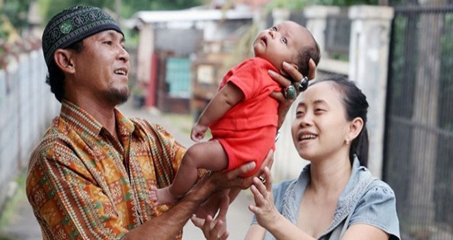 Pasangan M Muis iskandar dan Novi Yanti saat bersama anaknya yang bernama Pajero Sport.