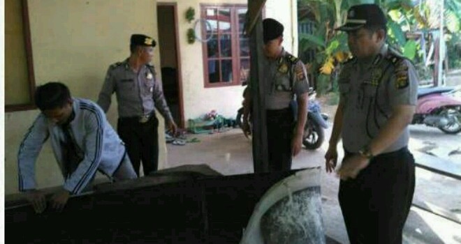 Polisi saat gerebek sabung ayam  di RT 23 Kelurahan Simpang Empat Sipin, Kecamatan Telanaipura, Kota Jambi.