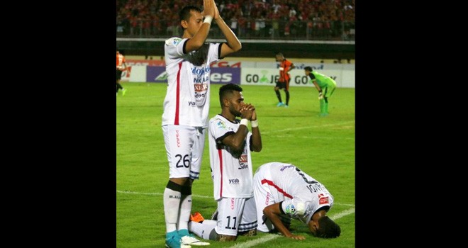 Selebrasi Bali United dalam Laga lanjutan Go-Jek Traveloka liga 1 di stadion kapten I Wayan Dipta. Foto : Net