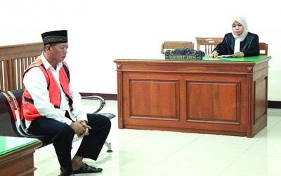 Mustaqim duduk di kursi pesakitan dan mendengarkan vonis hakim.(Nurul Komariyah/Jawa Pos/JawaPos.com)
