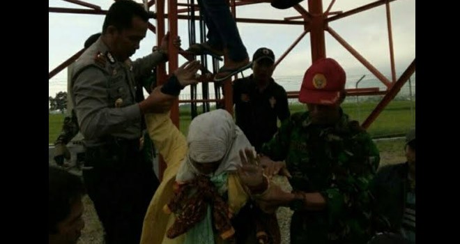  Anggota Polsek Gunung Kerinci, saat mengevakuasi Kurniawati.