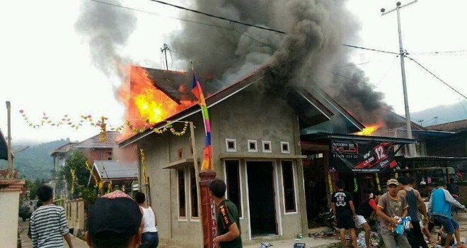 Satu Unit Rumah di Pulau Tengah ludes terbakar.