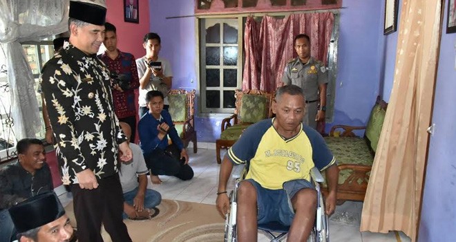 Walikota Jambi, Sy Fasha saat memberikan bantuan kursi roda.