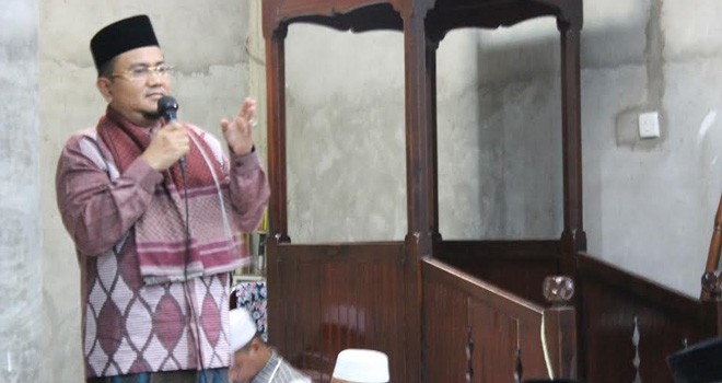 dr. Maulana saat melakasanakan tarawih di Masjid Al-Iman Tambak Sari.