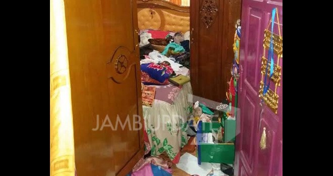 Terlihat kamar korban yang sudah berantakan.