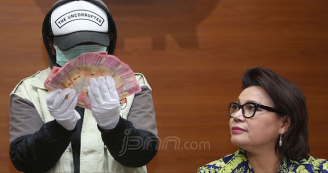 Wakil ketua KPK Basaria Panjaitan (berkacamata) dan penyidik saat jumpa pers di Jakarta.