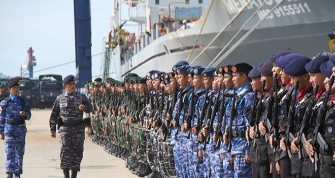 Komandan Lantamal XIII Tarakan saat mengecek pasukan.