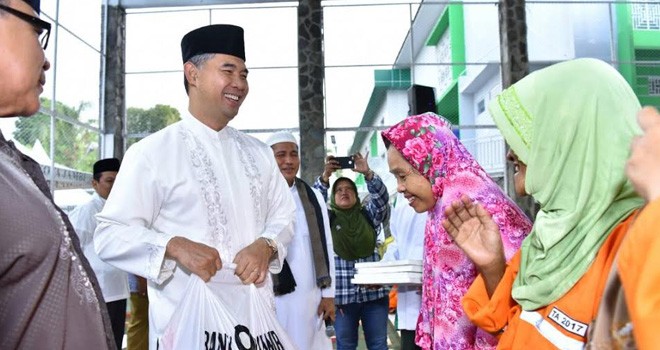 Wali Kota Jambi H. Syarif Fasha saat memberi Santunan kepada Pekerja Harian Lepas Kebersihan.