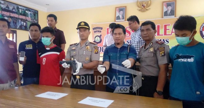 Tampak kapolres memeperlihatkan senpi dan tersangka saat press release di Polres Tanjabtim.