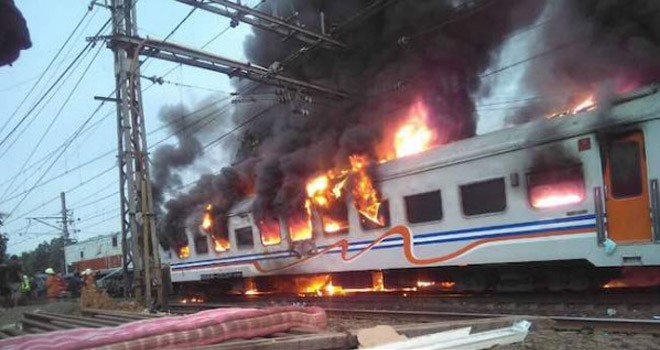 Gerbong kereta api yang terbakar di pasar senen Jakarta Pusat. Foto: Ist/Twitter.