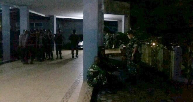 Aparat Kepolisian dan TNI bersenjata lengkap saat berjaga di lapas jambi.