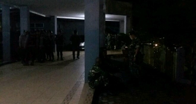 Aparat Kepolisian dan TNI Bersenjata Lengkap.