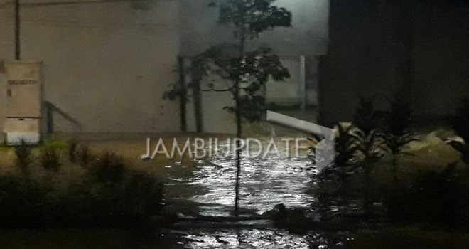 Luapan air dipintu dua lapas jambi.