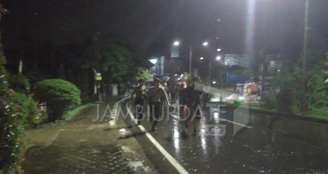 Puluhan personel kepolisian tengah menyisir sejumlah kawasan dimana tempat Napi tersebut melarikan diri.