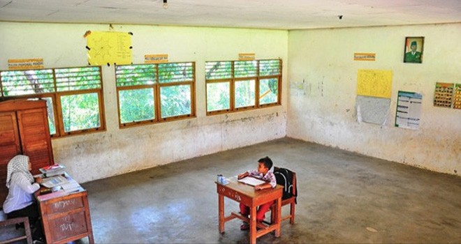 Guru mengajar di sebuah sekolah di daerah terpencil. Ilustrasi Foto: dok.JPNN.com
