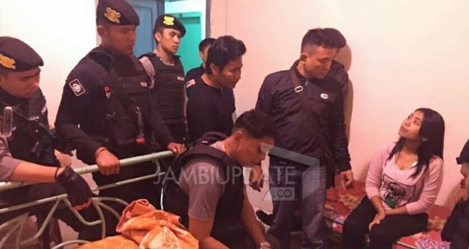 Terlihat anggota Sabhara Polres Kerinci saat razia di Hotel Matahari I, Kota Sungai Penuh.