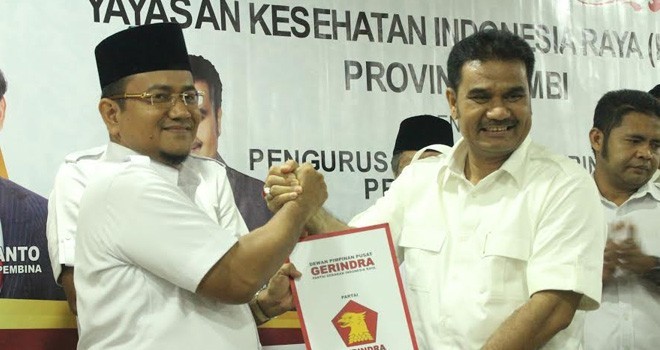 Sutan Adil Hendra (SAH) saat menyerahkan SK Yayasan Kesira kepada dr Maulana beberapa waktu lalu. 