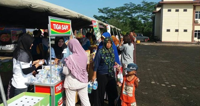 Satuan Brimob Polda Jambi menggelar pasar murah di lapangan Sat Brimob yang berlokasi di Jalan Lingkar Selatan Kebun Bohok, Kota Jambi.