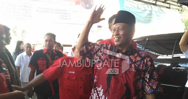 Abdullah Sani saat mengambil formulir penjaringan PDIP.