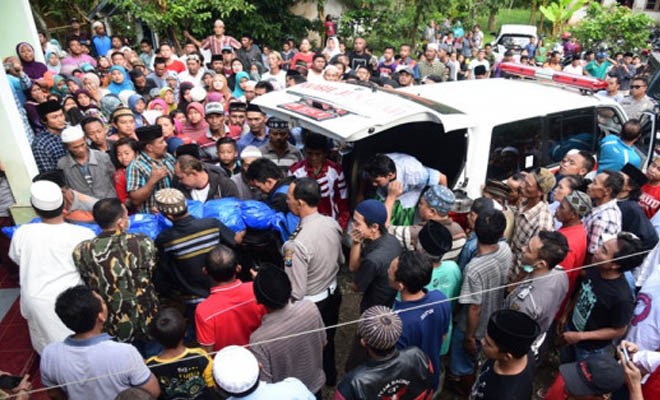 Jenazah Subagyo saat tiba di rumah duka di Desa Suci, Kecamatan Panti Jember, Minggu (18/6). Foto: Radar Jember/JPG
